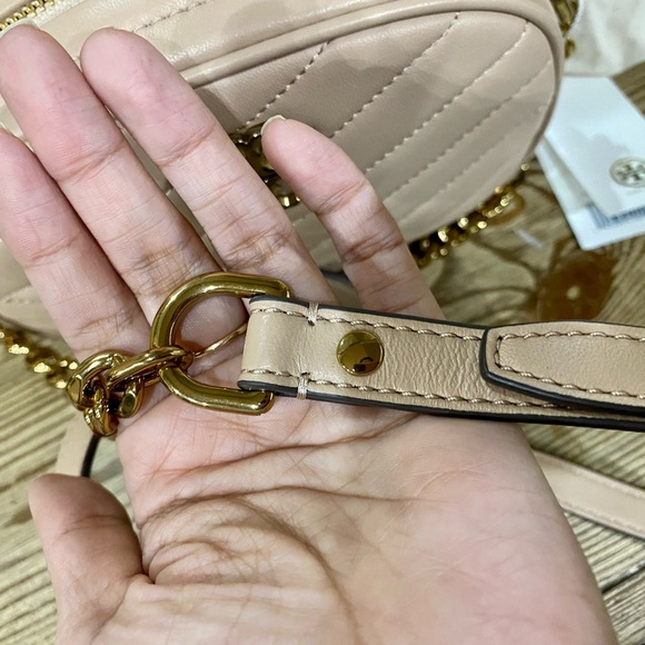 Authentic NWT Tory Burch Chevron Crossbody Camera Bag Kira Chevron Soft Leather - Picture 7 of 13